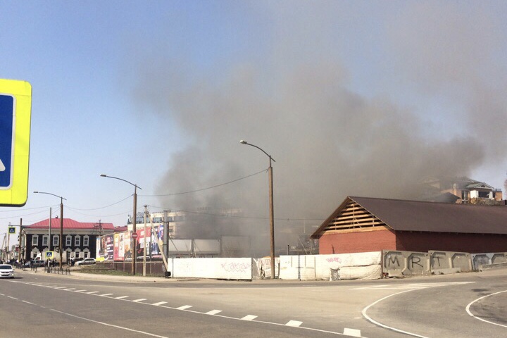Заброшенный дом сгорел в центре Иркутска