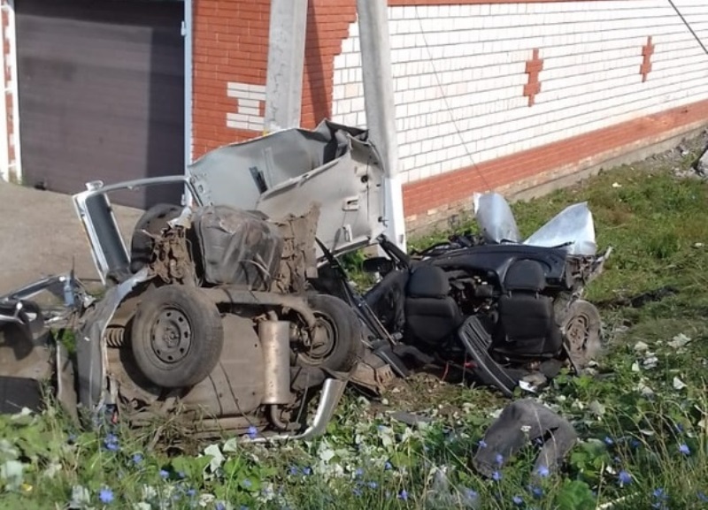 В Башкирии Lada на огромной скорости врезалась в столб – Четыре парня в реанимации