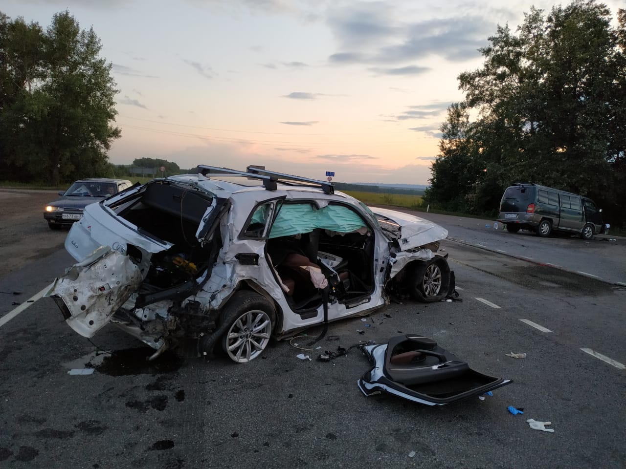 В Уфе девушку зажало в покореженном после массовой аварии автомобиле