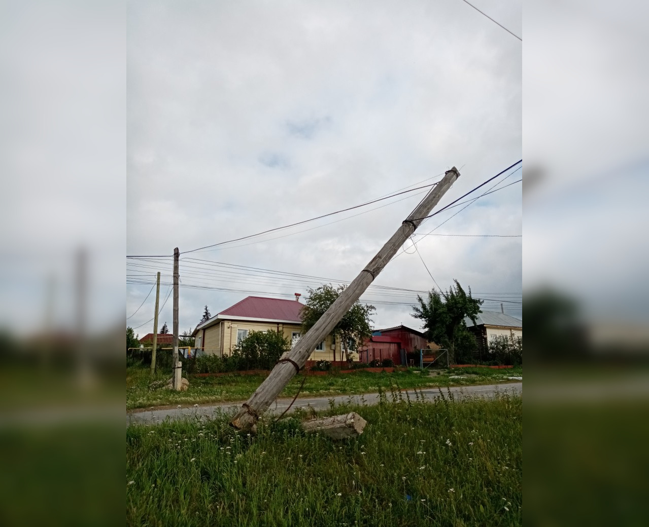 В одном из городов Башкирии сильный ветер снес столб связи