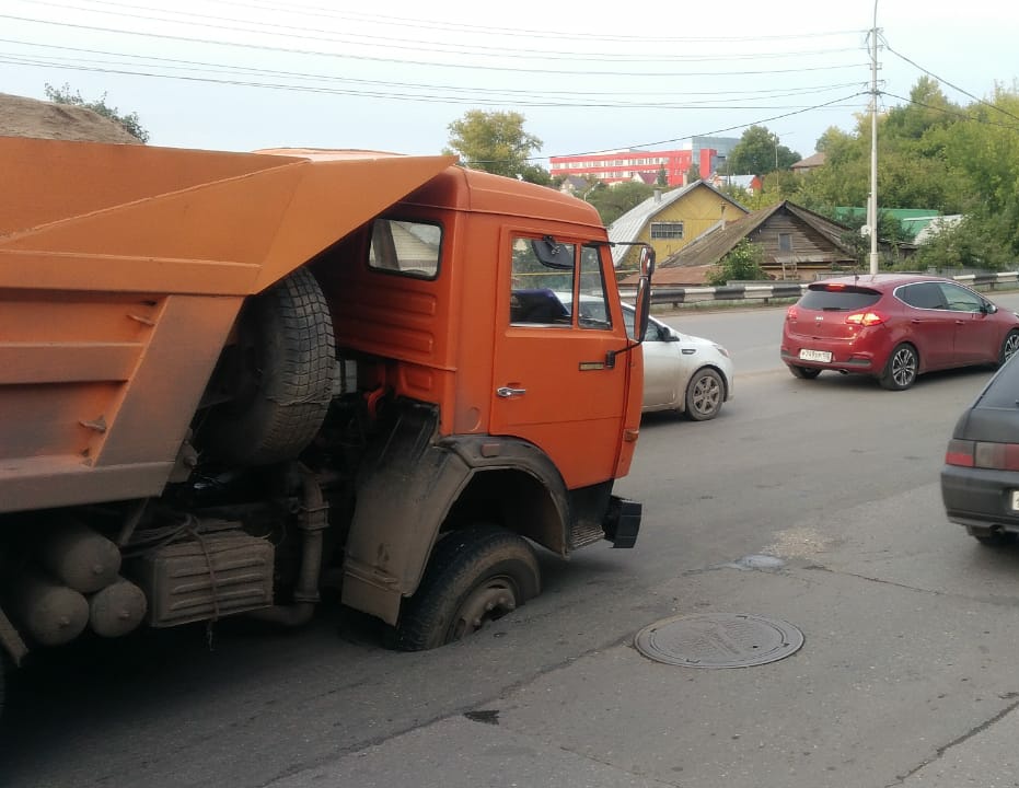 В Уфе грузовик провалился в яму на проезжей части