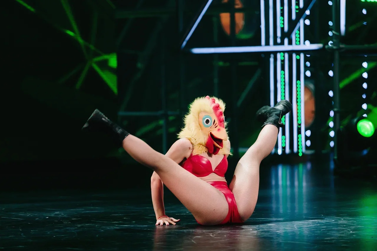 Жительница Уфы эпатировала публику шоу «Танцы» на ТНТ, выйдя на сцену в маске курицы