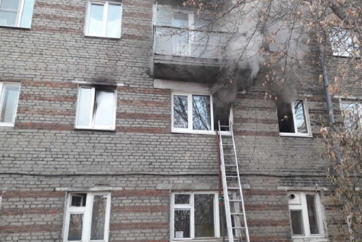 В Иркутске подросток устроил пожар в жилом доме, пытаясь пожарить пельмени