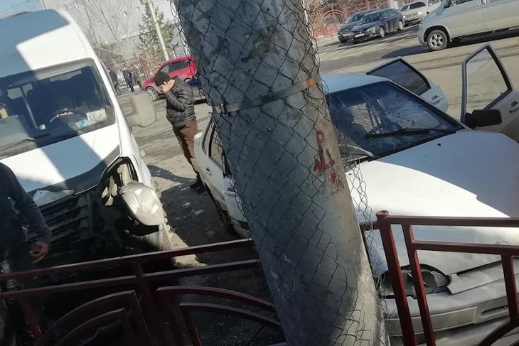 Маршрутка, легковой автомобиль и автобус столкнулись на улице Байкальской