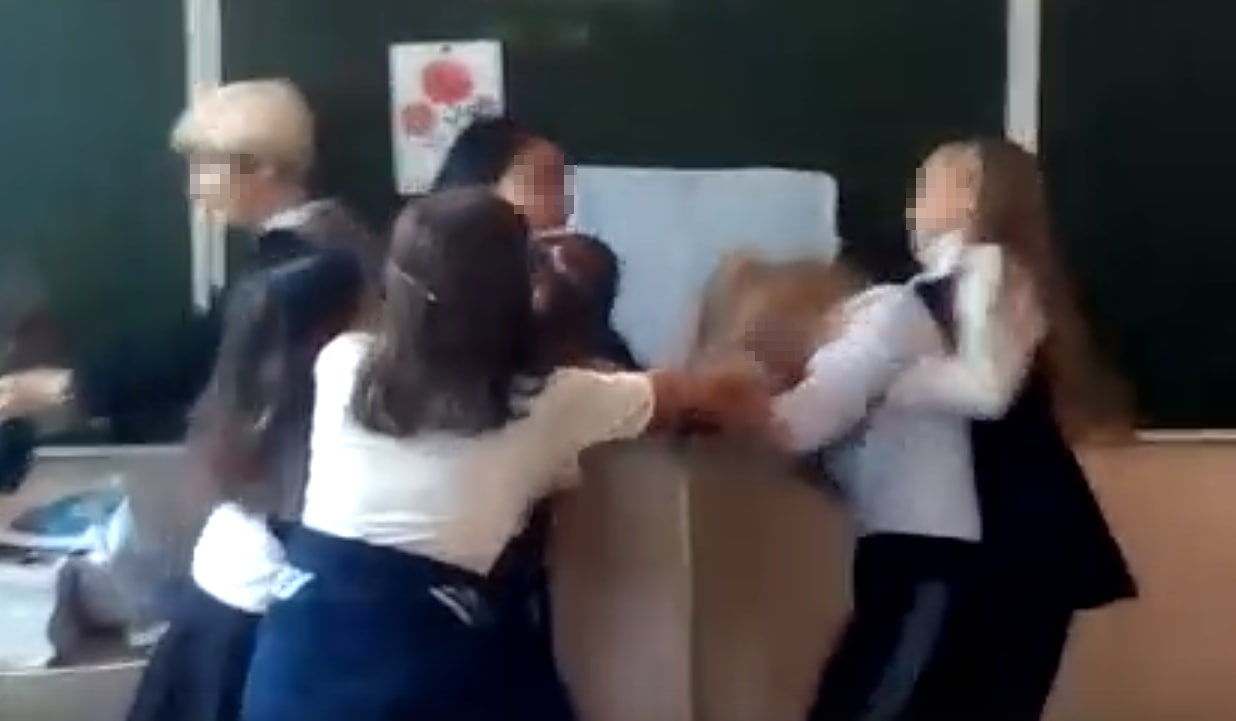 Школьницы из Стерлитамака устроили бои без правил на уроке