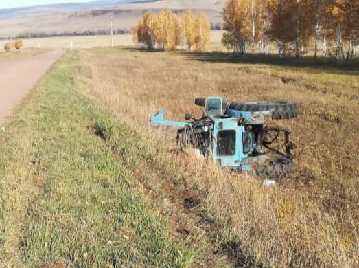 В Башкирии на трассе погиб тракторист