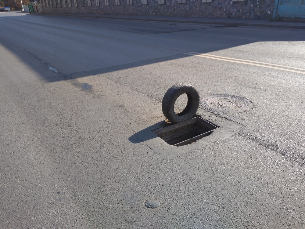 В Уфе на оживленной улице водители заметили дыру в асфальте