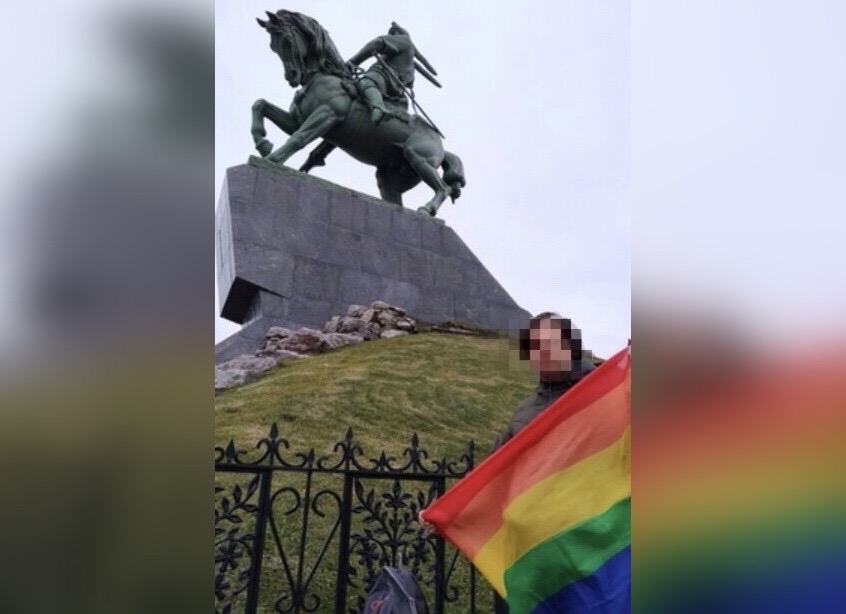 Общественников из Башкирии возмутила фотография мужчины с радужным флагом на фоне памятника национальному герою