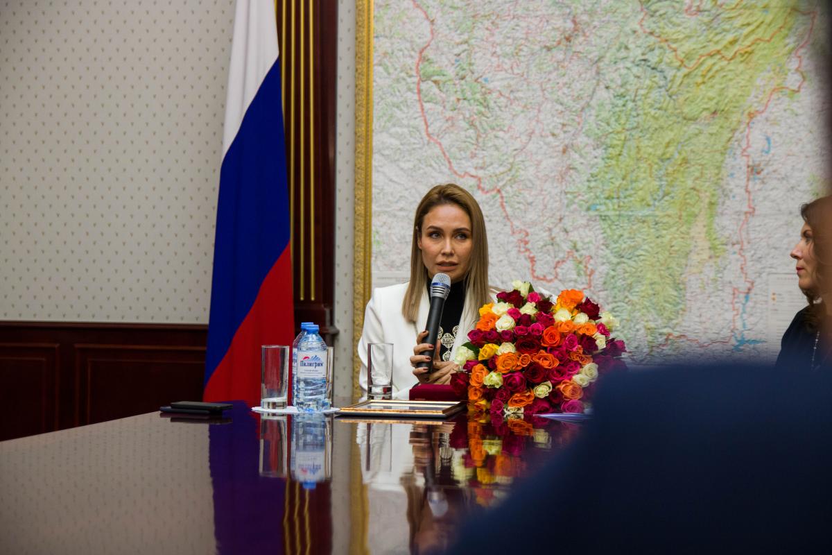 Глава Башкирии Радий Хабиров подарил букет роз бывшей гимнастке Ляйсан Утяшевой