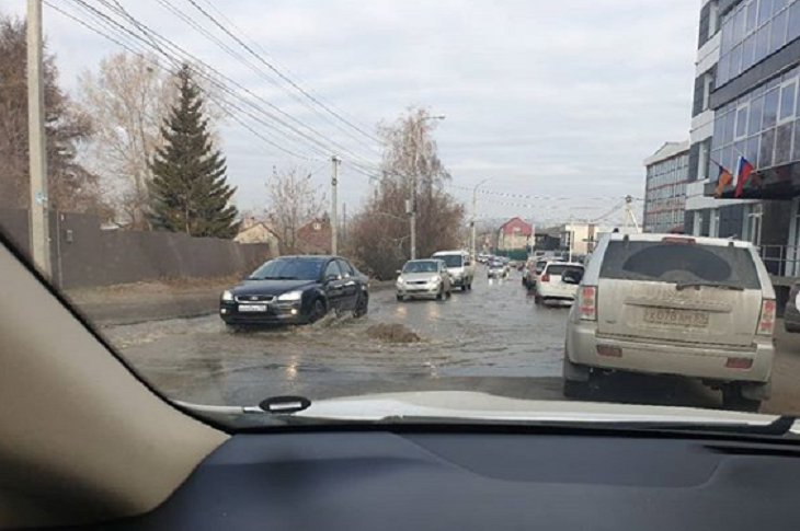По улице Красноярской в Иркутске прорвало трубу