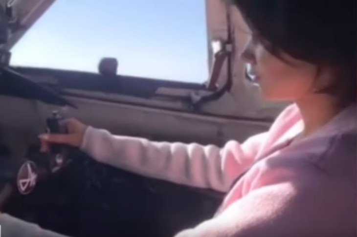 В Якутии проверяют видео, на котором пассажирским Ан-24 авиакомпании «ИрАэро» управляет девушка