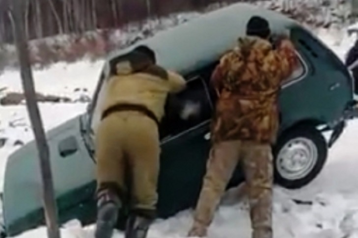 Автомобиль провалился под лед на реке Витим в Бодайбинском районе