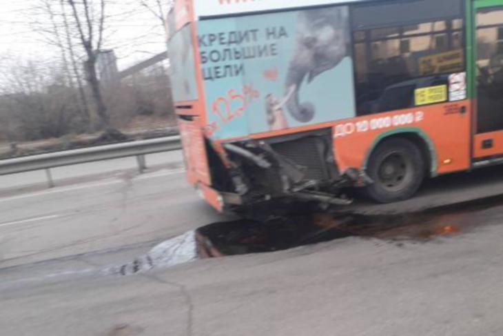 Пьяный водитель врезался в пассажирский автобус на Трактовой