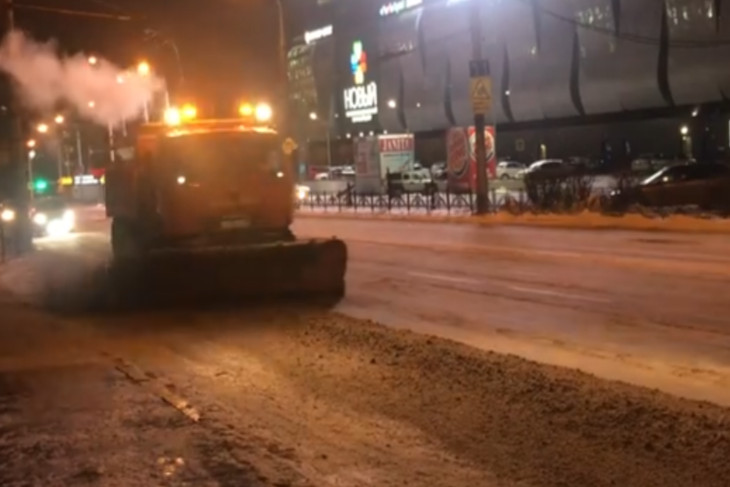 Мэрия Иркутска сообщила, что дороги от снега чистят преимущественно ночью