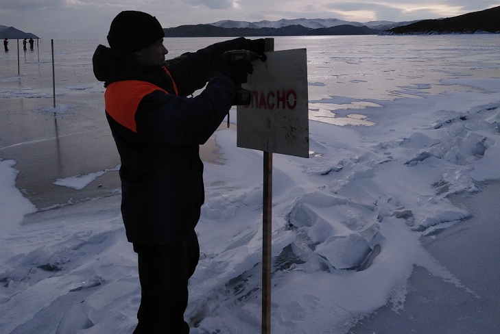 МЧС Иркутской области предупредило об ухудшении льда на Байкале